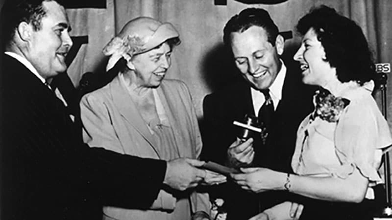 Eleanor Roosevelt presents an award at the first-ever Bake-Off® Contest.
