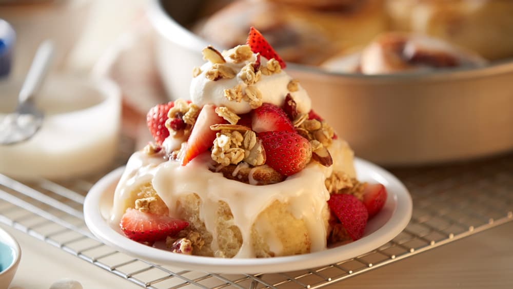 Cinnamon rolls with strawberries and granola