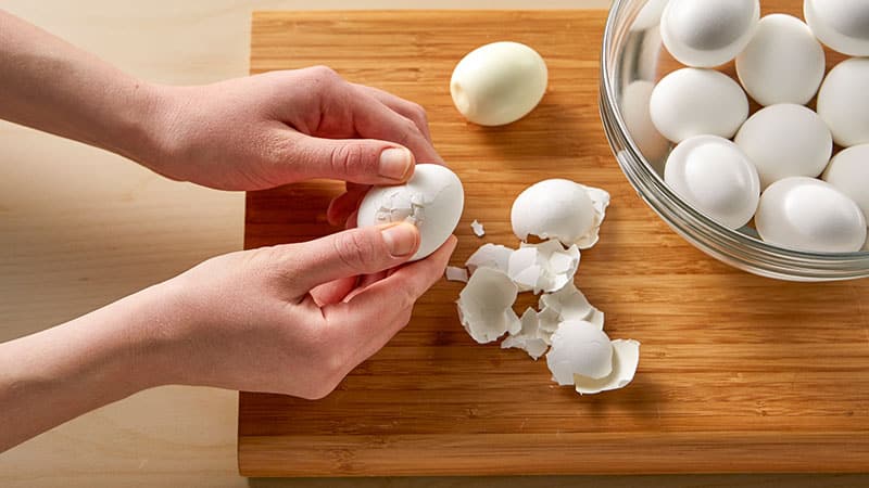 Peeling eggs