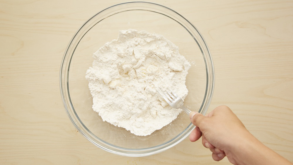First, combine the flour and salt in a medium mixing bowl until well combined. 