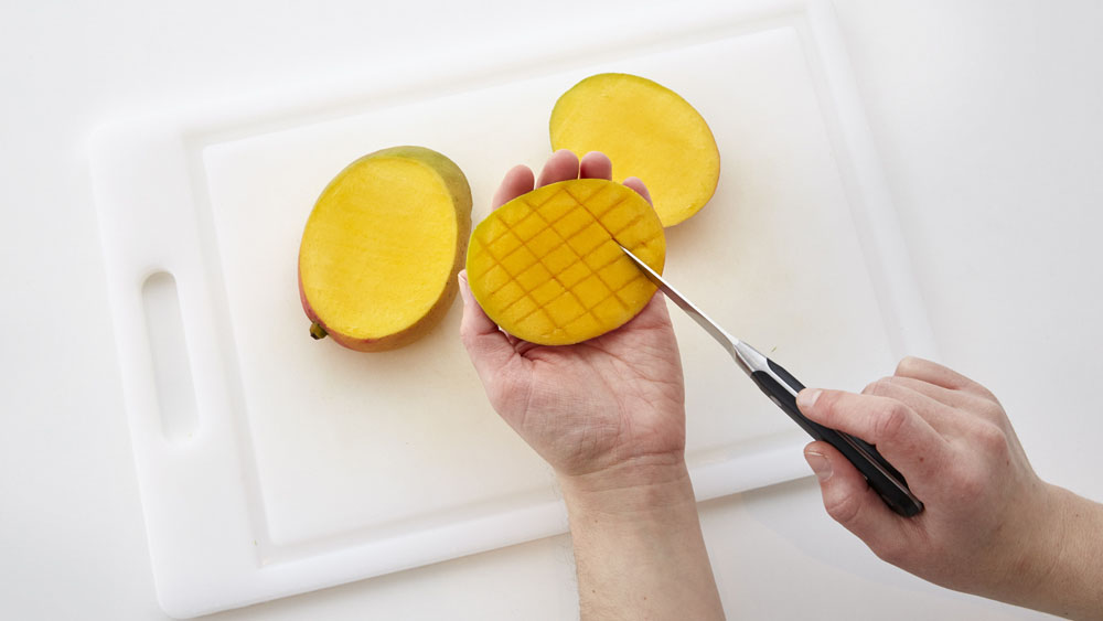 Cut flesh of wide sides by slicing them in cross-hatch pattern.