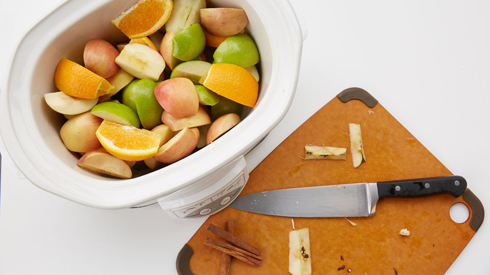 Chopped apples and oranges in a slow cooker