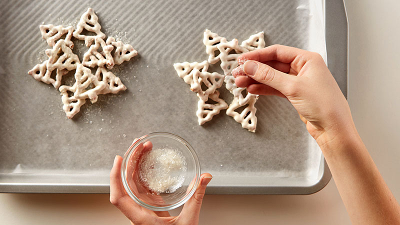 How to Make Pretzel Snowflakes