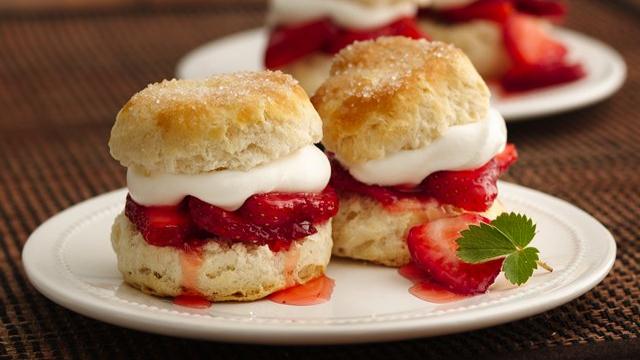 strawberry biscuit shortcakes